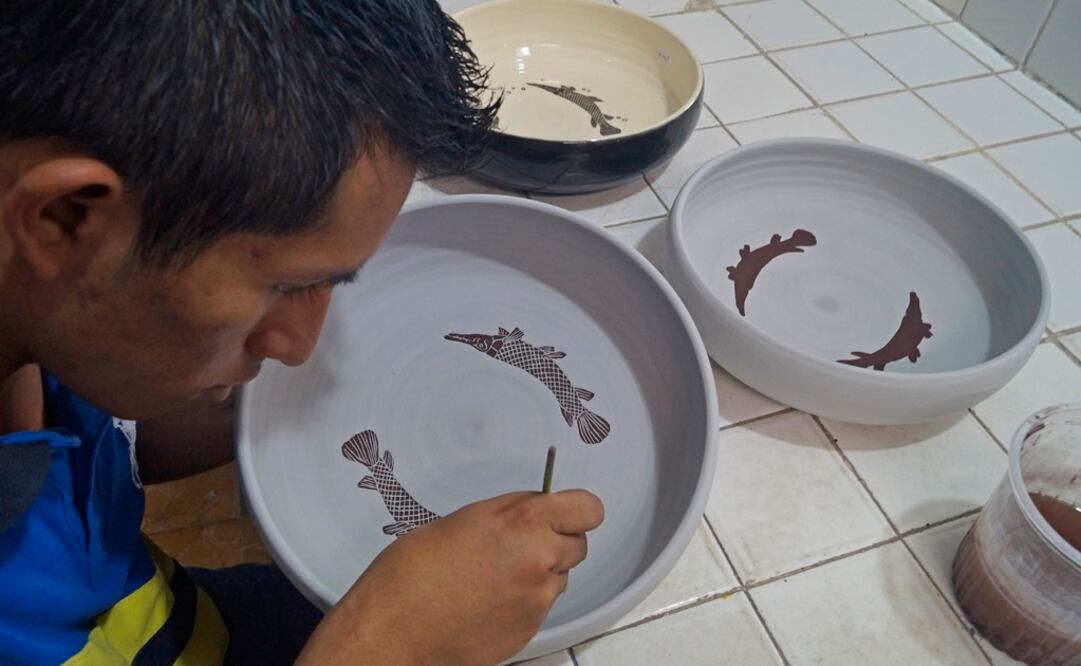 Alfareros de Tabasco encuentran el éxito al pintar en sus piezas este pez, que identifican con López Obrador. Fotografías: Luma López / EL UNIVERSAL.