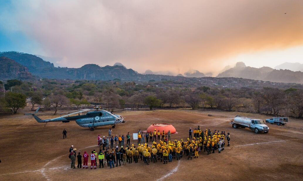 Con un despliegue de 285 brigadistas de los tres niveles de gobierno iniciaron las labores de combate al incendio forestal en Tepoztlán, el sábado 12 de abril de 2025. Foto: cortesía Desarrollo Sustentable Morelos