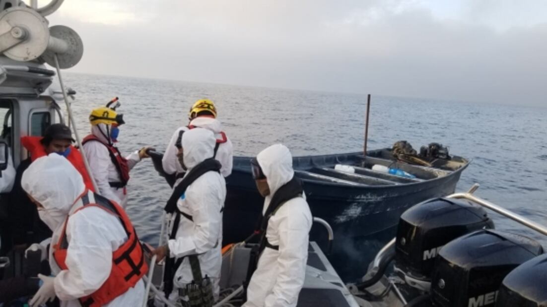 Marina rescata embarcación con 15 personas en costas de Ensenada 