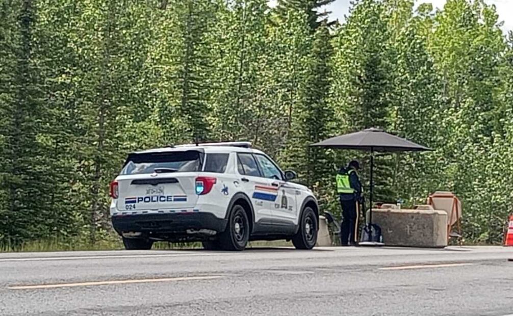 Elementos de la Real Policía Montada de Canadá resguardan la entrada al pueblo de Kananaskis para el G7. Foto: Pedro Villa y Caña / EL UNIVERSAL
