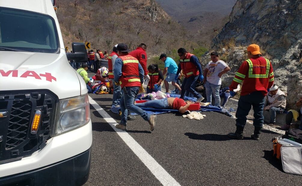 Mueren 11 personas y 30 resultan lesionadas tras volcadura de autobús en Oaxaca; menores de edad entre las víctimas. Foto: Especial