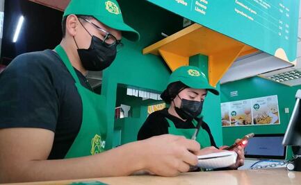Con descuentos en comida, jóvenes emprendedores agradecen a policías municipales su trabajo en Toluca