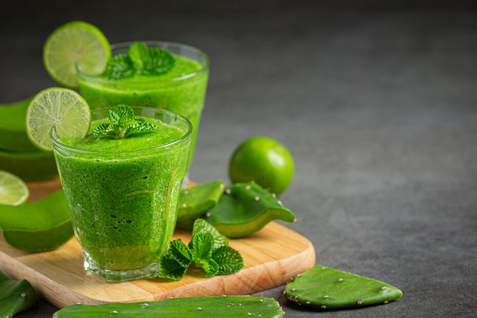 El jugo de piña, nopal y apio es una combinación nutritiva e ideal para comenzar el día. Foto: Freepik