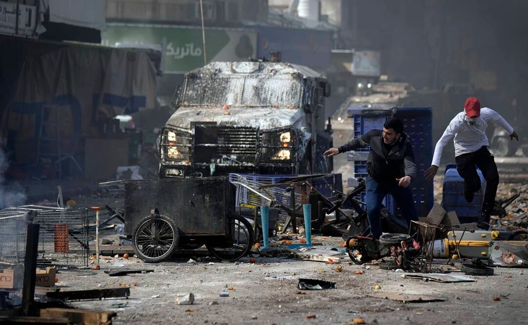 Palestinos se enfrentan con fuerzas israelíes en Nablus, Cisjordania. Foto: AP