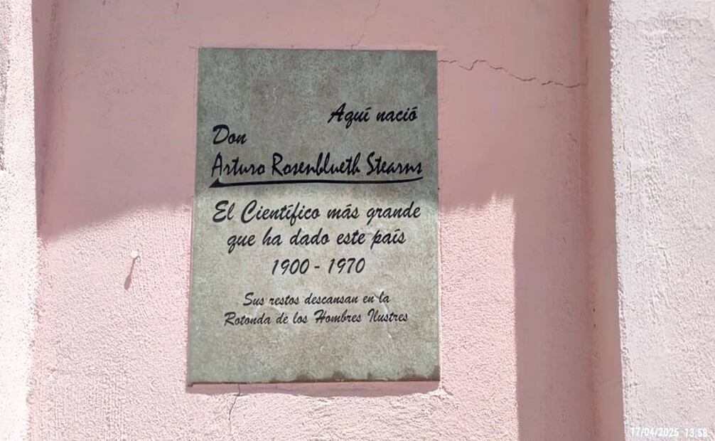 Fotografía de la placa adosada a un muro de la casa del Científico Arturo Rosenblueth, su legado en fisiología y cibernética ganó reconocimiento mundial; fundó la Sociedad Mexicana de Ciencias y el Centro de Investigaciones del IPN, por ello y muchas más aportaciones, el CINVESTAV entrega un premio con su nombre desde 1989. La finca se ubica a un par de calles de la plaza principal, de la cabecera municipal. Imagen de Heidi Ramírez.