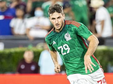 Un equipo español está interesado en Santiago Giménez