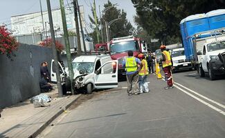 Muere conductor tras chocar contra poste metálico en Periférico Canal de Garay, en Iztapalapa; habría perdido el control