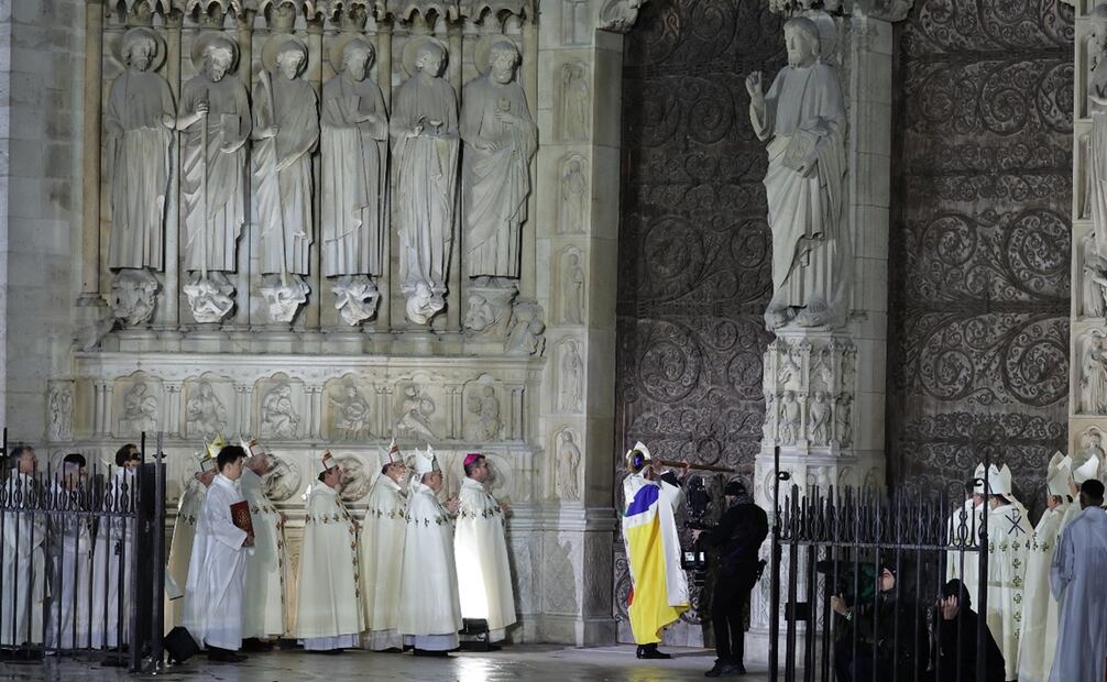 El arzobispo de París, Laurent Ulrich, inaugura la Catedral de Notre Dame de París. Foto:  EFE/EPA/CHRISTOPHE PETIT TESSON / POOL.