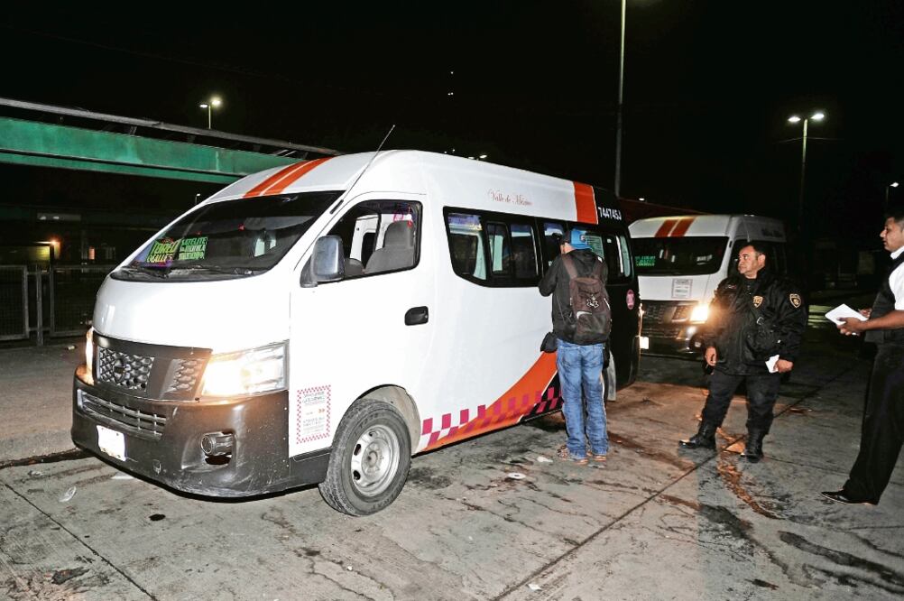 Uno de los presuntos ladrones quedó tendido en el piso de la camioneta, mientras que el otro fue trasladado al hospital de la Cruz Roja. (FOTO: LUIS CARBAYO. CUARTOSCURO)