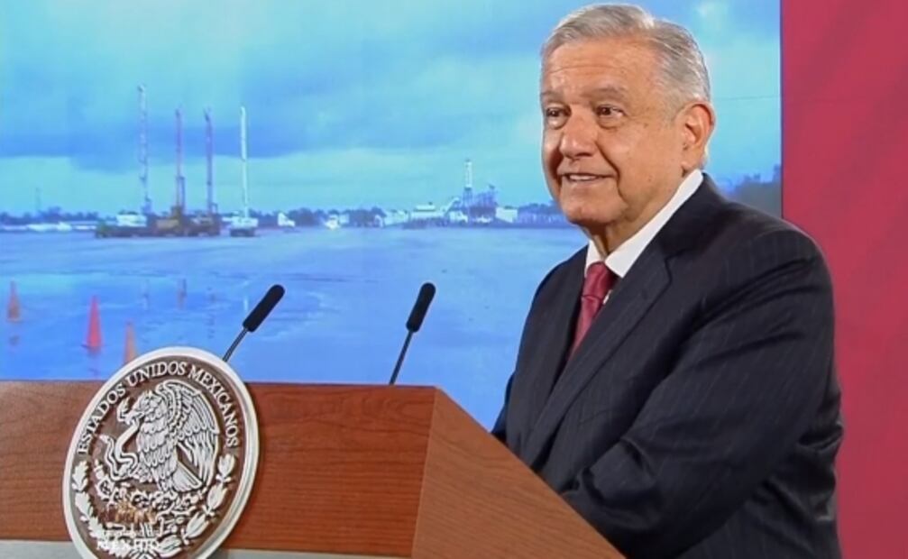 AMLO exhibe tuit de Sergio Sarmiento sobre Dos Bocas; “ya no me voy a reír”, dice