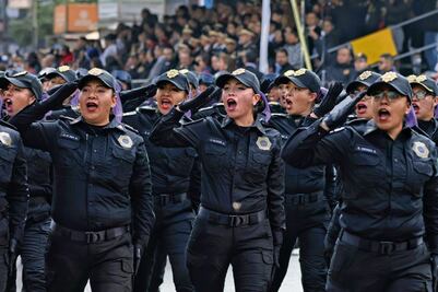 “Eres un orgullo para nosotros“, gritan a policía de agrupamiento Atenas