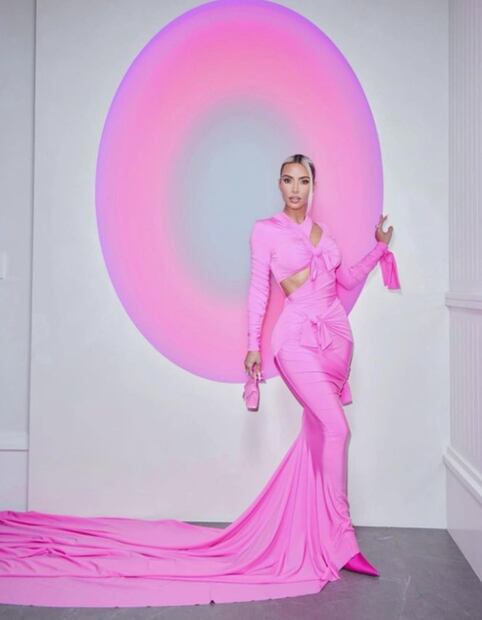 Critican a marca de ropa con la que Kim Kardashian colabora por lanzar línea infantil inspirada en el sadomasoquismo