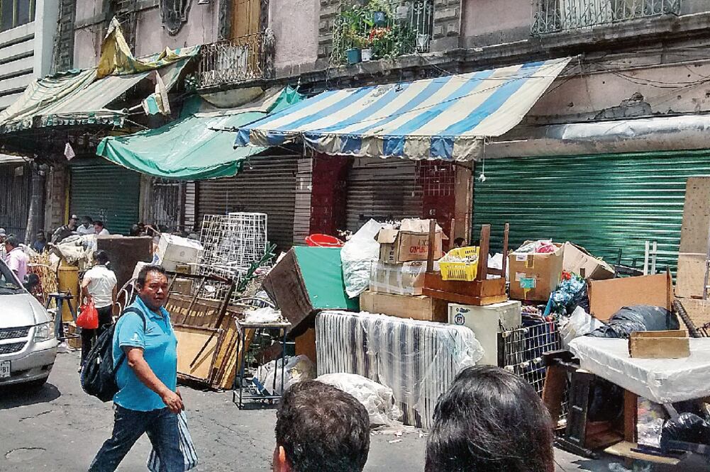 Una montaña de objetos personales y mobiliario de las familias que vivían en el número 40 de la calle Justo Sierra, en el Centro, permaneció en la calle (EDUARDO HERNÁNDEZ. EL UNIVERSAL)