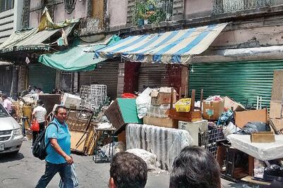 Sorprenden con desalojo a familias en Centro Histórico