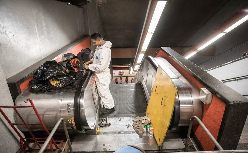 Escalera descompuesta en la estación Mixcoac de la línea 7 del Metro. Es común encontrar estos desperfectos en varias estaciones de todas las líneas del STC. La imagen es del 2017. Foto Germán Espinosa.