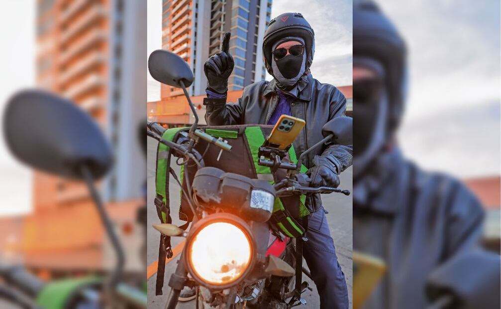 Desde la distancia, Mateo, de 51 años, observa a su país con una mezcla de lucidez, cansancio y esperanza. Foto: Javier Escobar