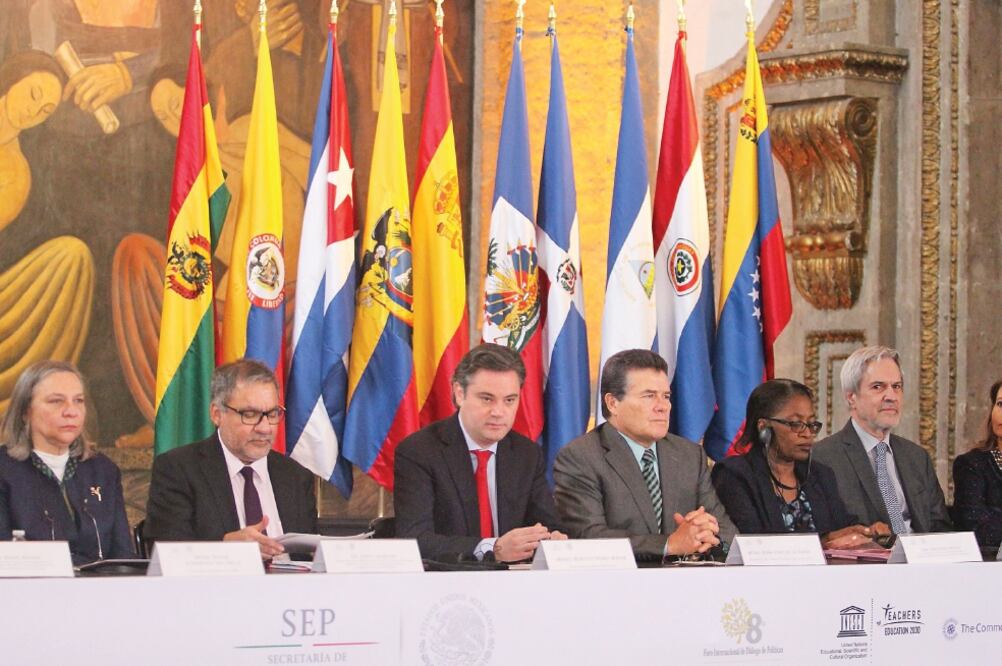 El presidente del SNTE, Juan Díaz de la Torre (tercero de der. a izq.), y el titular de la SEP, Aurelio Nuño Mayer (cuarto de der. a izq.), asistieron a la inauguración del Foro Internacional de Políticas Docentes (CARLOS PEREDA. NOTIMEX)