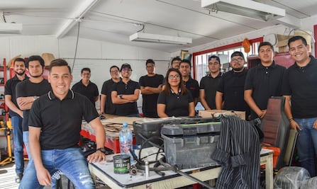 Estudiantes del IPN buscan fondos para competir en Estados Unidos con auto de carreras