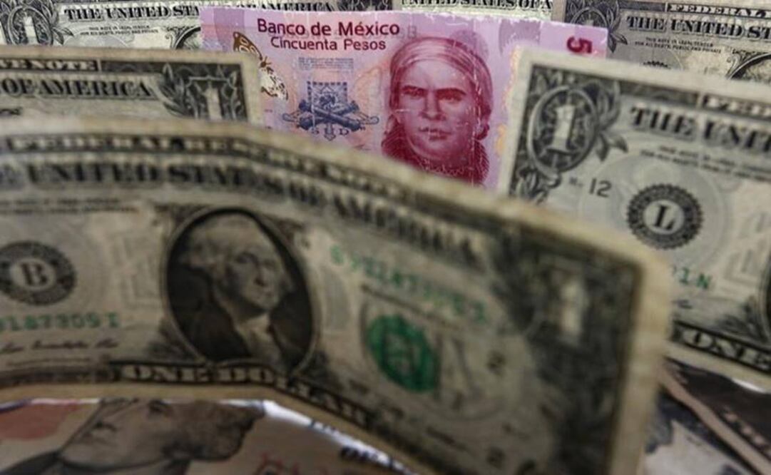 The picture shows Mexican pesos and U.S. dollars banknotes in Mexico City-Photo: Edgardo Garrido /REUTERS
