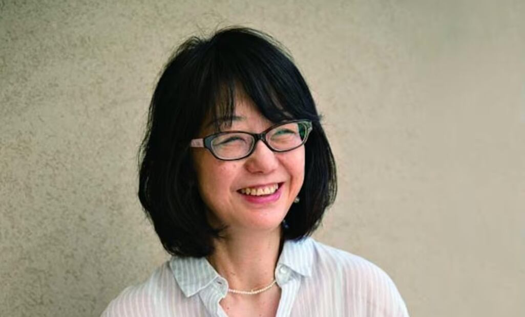 Hiromi  Kawakami recibió en 2019 la Medalla con listón púrpura, condecoración otorgada por el Emperador de Japón./ Biblioteca del Centro Cultural Hispano Japonés