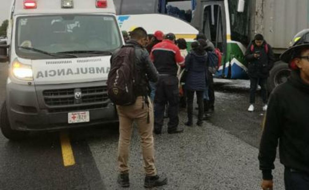 Choque entre autobús y tráiler deja 14 heridos en carretera México-Pachuca