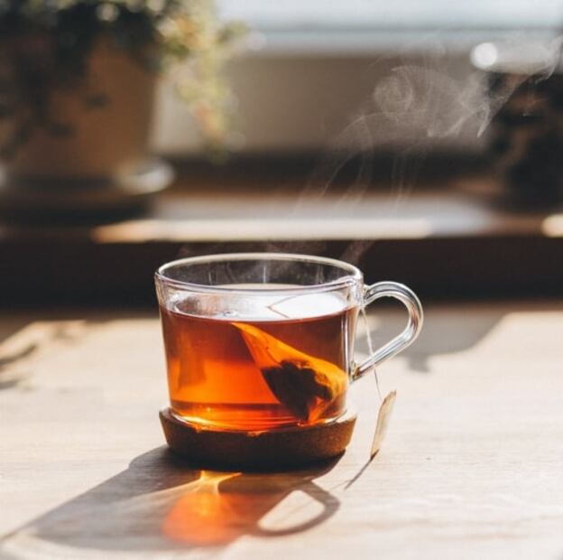 Truco para revitalizar tus pestañas con manzanillas