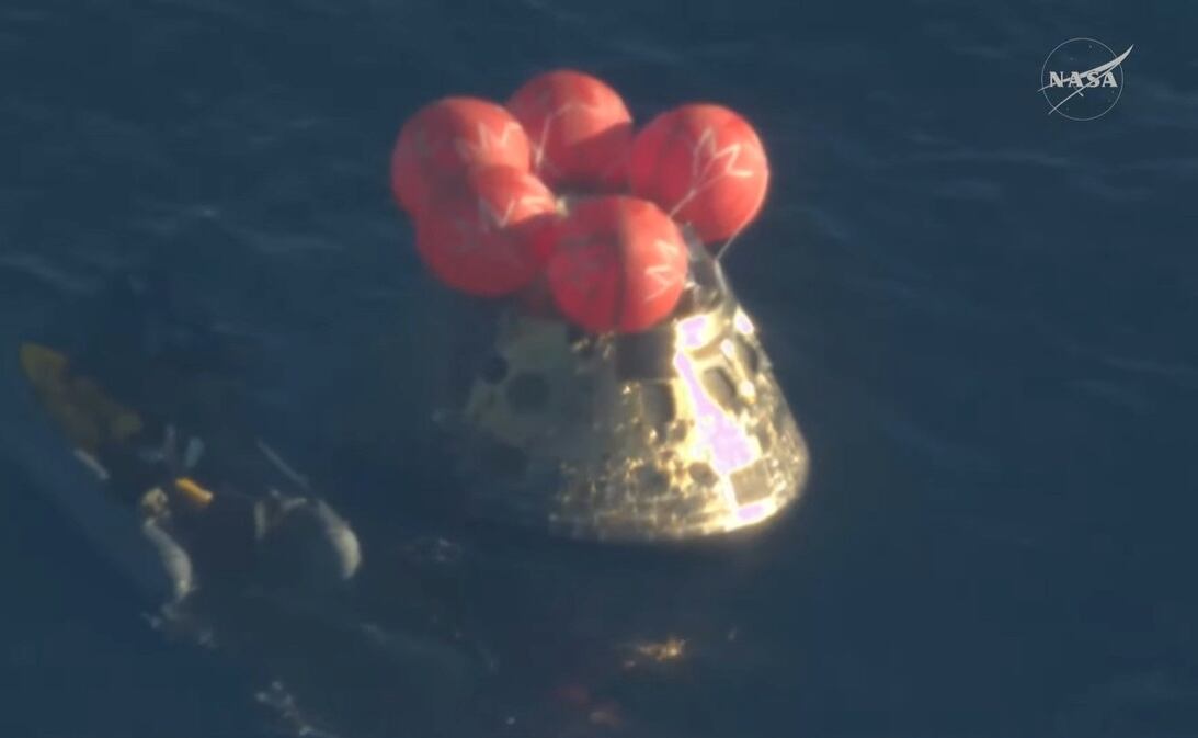 Captura de imagen de una transmisión de la NASA de la capsula Orión, con los tripulantes de Artemis II, luego de amerizar este viernes, en el Pacífico frente a la costa de California (EE.UU.). Foto: EFE.