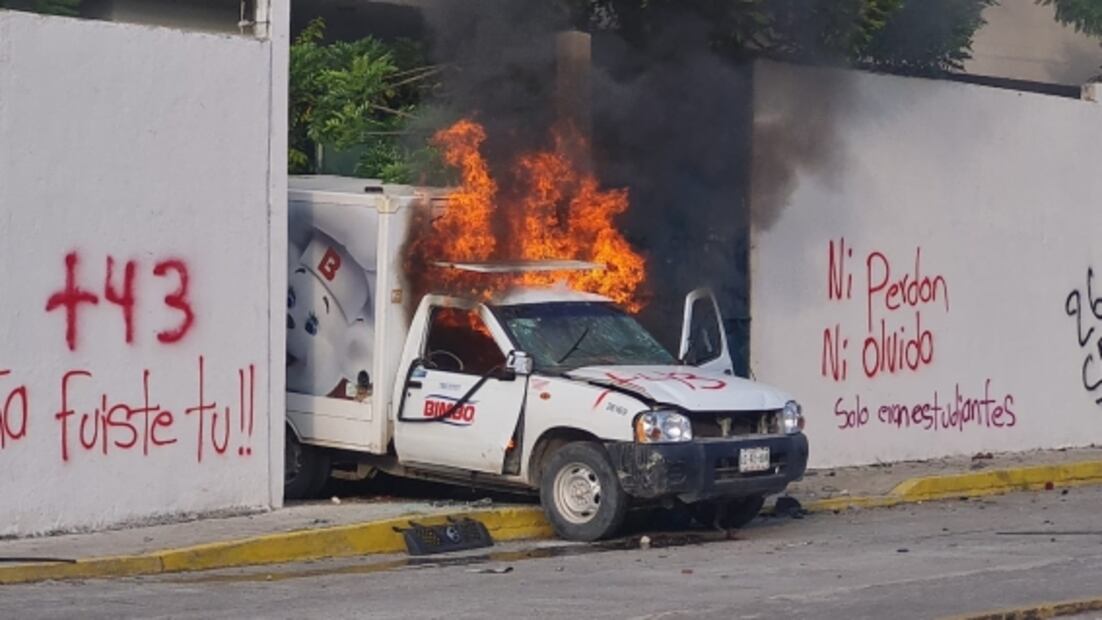 Normalistas impactan camión repartidor en accesos del Palacio de Justicia de Iguala, Guerrero