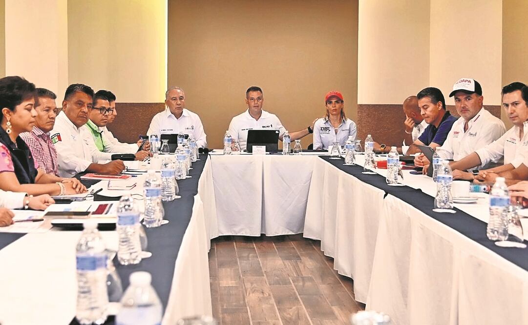 El gobernador Alejandro Murat Hinojosa recibió el informe de los integrantes del gabinete tras el paso del huracán Agatha por la entidad. Foto: Especial