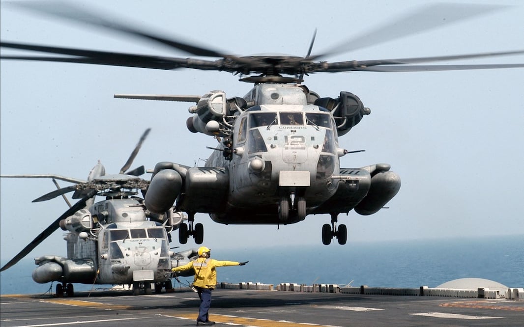 Los infantes de la Marina tripulaban un helicóptero CH-53E Super Stallion de la Base Aérea de Creech en el condado de Clark, Nevada, a la Estación Aérea del Cuerpo de Infantería de Marina en San Diego. Foto: AP