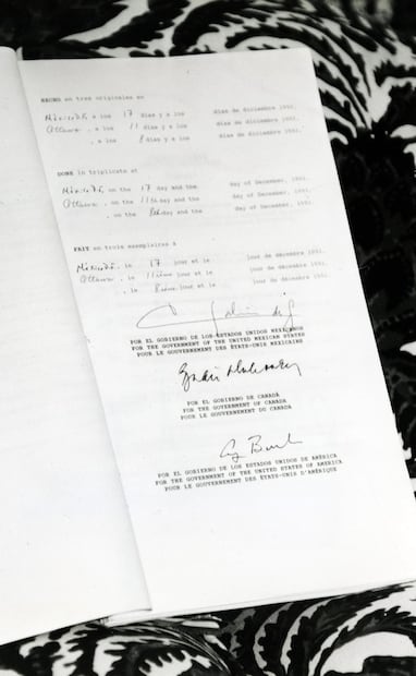 Documento final del TLC, con las firmas de México, Canadá y Estados Unidos, para finales de 1992. Foto: Archivo EL UNIVERSAL.