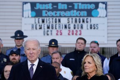 Biden presenta sus condolencias ante las familias de las víctimas del tiroteo en Lewiston, Maine  
