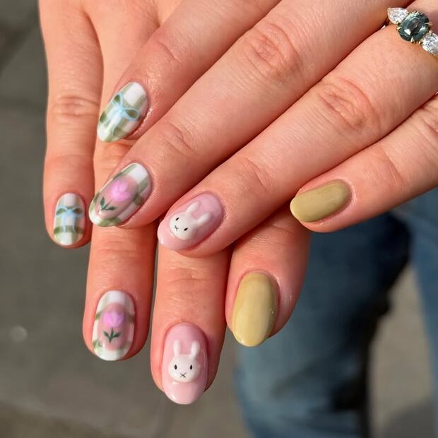 El Gingham cute mezcla cuadros verdes con tonos pastel. Foto: Instagram @ndao.shoreditch.nailsalon