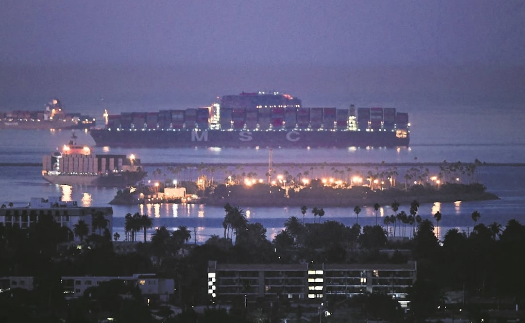El puerto es conocido por ser el de más actividad de Norteamérica. En la imagen, barcos cargueros esperan para ingresar a los puertos de Long Beach y Los Ángeles, California. Foto: Archivo. El Universal