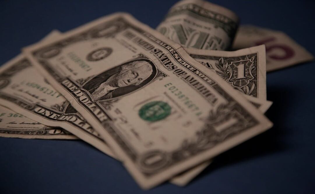 Sube dólar 10 centavos; cierra en $18.90