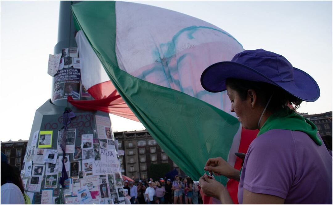 Feministas colocan bandera a falta de lábaro patrio. Foto: Abril Angulo/ EL UNIVERSAL