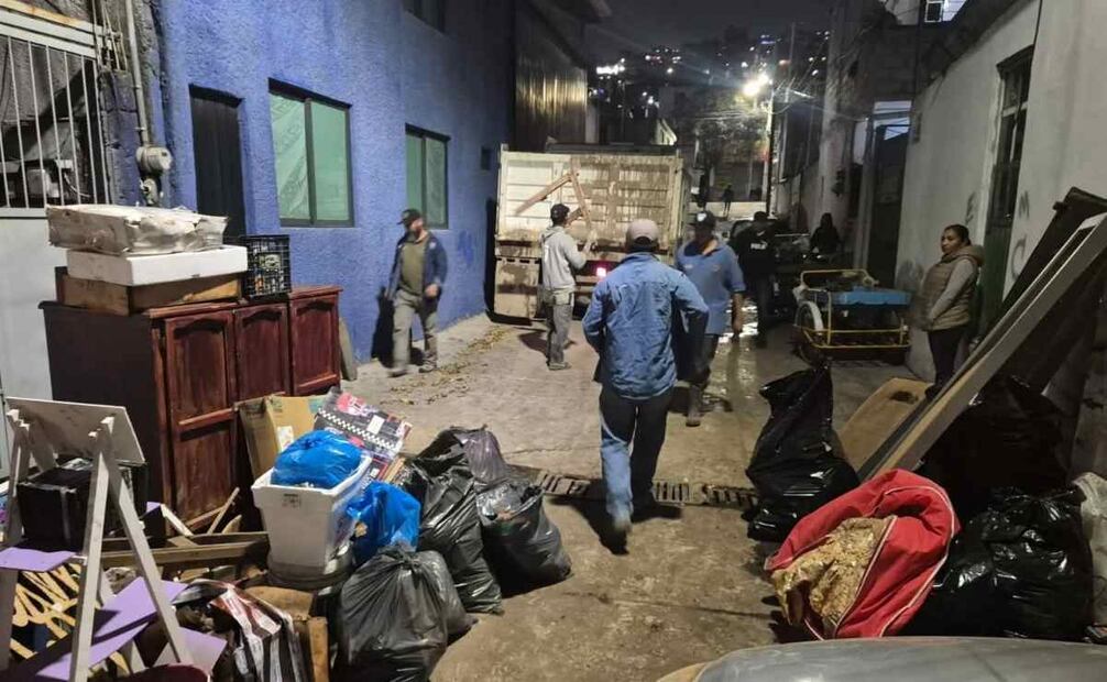 Labores de limpieza tras inundación en Atizapán de Zaragoza por fuga de agua / Foto: Especial