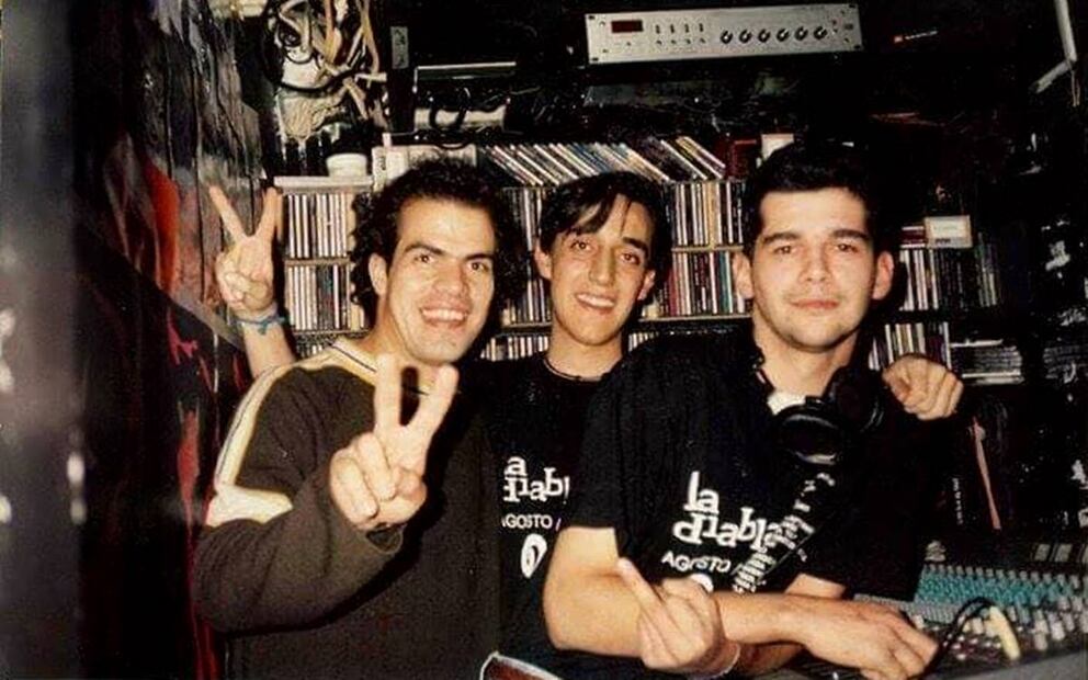 El DJ Rodrigo López comparte esta foto que le tomaron con dos amigos en la cabina de control del antro. ESPECIAL.