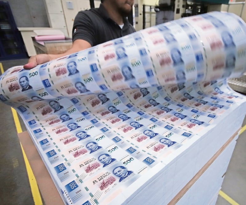 La iniciativa del IMEF contrasta con los planes del Banco de México, que inauguró una nueva fábrica de billetes en Jalisco. Foto: ARCHIVO EL UNIVERSAL