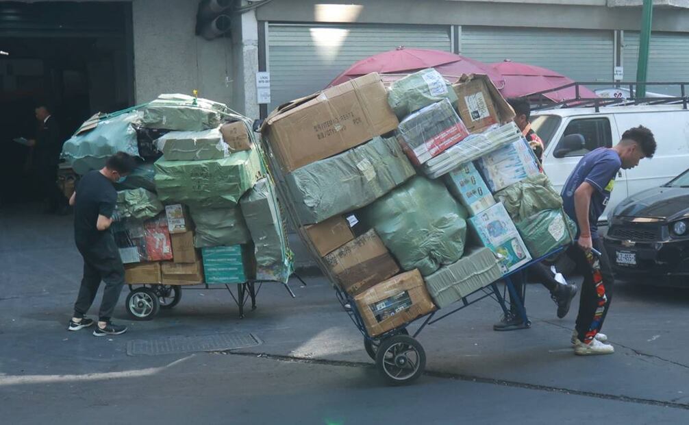 Durante varios días, comerciantes sacaron mercancía de  Plaza Izazaga 89, tras su clausura / Foto: Fernanda Rojas. EL UNIVERSAL