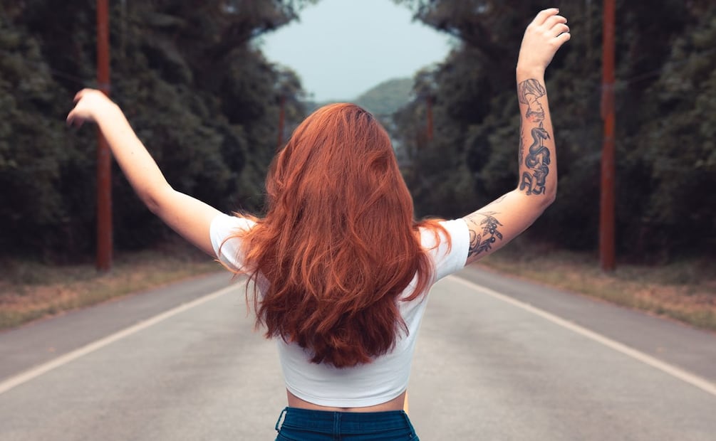 Los reflejos rojizos pueden persistir incluso cuando el color parece deslavado. Foto: Pexels