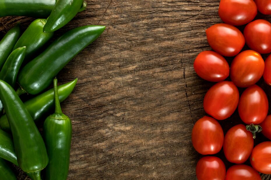 Con solo unos cuantos ingredientes se logra la clásica salsa roja de las enchiladas. Foto: Freepik