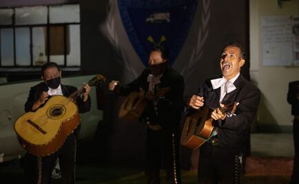 Mariachis recorren colonias de la Cuauhtémoc para cantarle a los vecinos