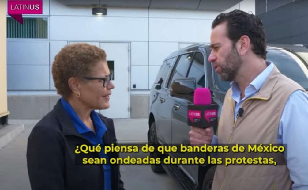 Karen Bass, alcaldesa de Los Ángeles en entrevista con Carlos Loret de Mola en Latinus. Foto: Captura de pantalla