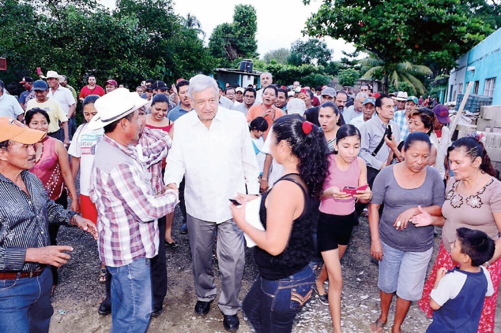 El dirigente nacional de Morena, Andrés Manuel López Obrador, realizó una gira por Tabasco, donde insistió que como candidato a la presidencia en 2006 y 2012 le robaron, y llamó a cerrar filas para que eso no ocurra en 2018 (LUMA LÓPEZ. EL UNIVERSAL)