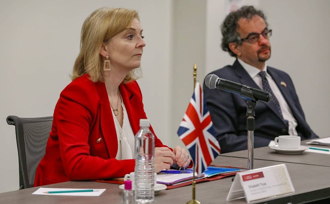 Liz Truss, secretaria de Relaciones Exteriores de Reino Unido, y Jon Benjamin, embajador de Reino Unido en México. Foto: Twitter @SE_mx