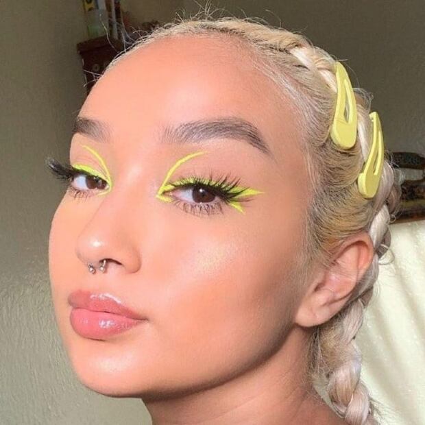 Ideas de maquillaje de ojos neón para lucir en primavera