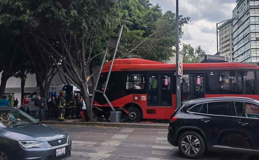 Momento en que una unidad de Metrobús choca contra un árbol. Foto: @Enlace247