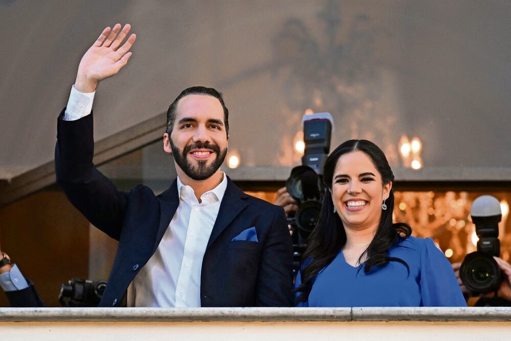 El mandatario Nayib Bukele, junto a su esposa Gabriela Rodríguez, luego de recibir la certificación que lo acredita como presidente electo. Foto: Marvin Recinos | AFP