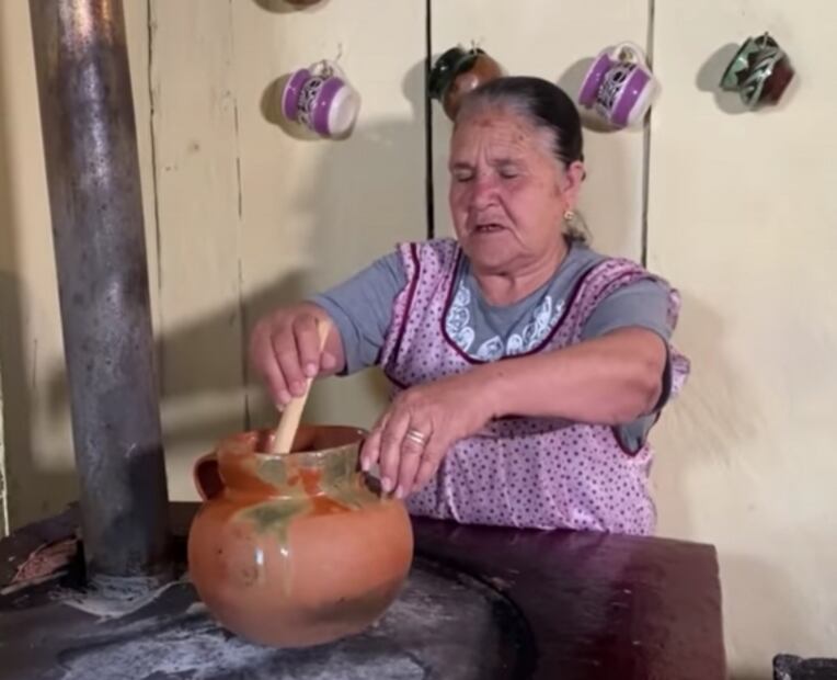 Cómo hacer atole de cempasúchil con guayaba para el Día de Muertos